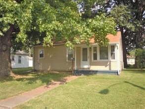 Building Photo - Two Bedroom House with Main Floor Laundry Hookups and Garage w/ Opener!