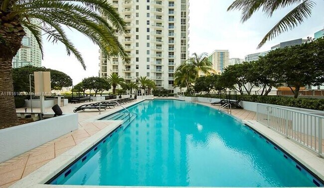 Building Photo - 1060 Brickell Ave