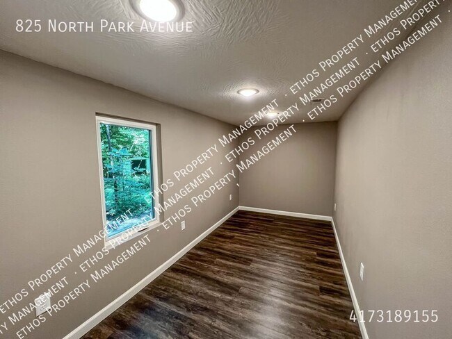 Building Photo - 825 N Park Ave