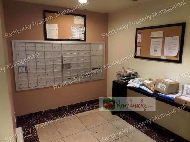 Building Photo - GORGEOUS & LARGE 1-Bedroom Unit w/Office N...
