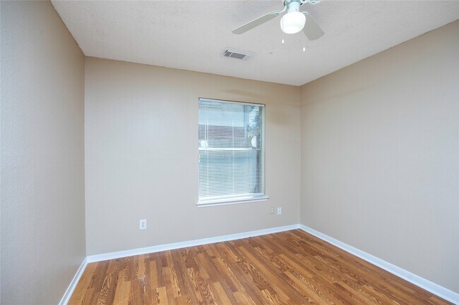 Building Photo - 811 Sierra Lake Dr