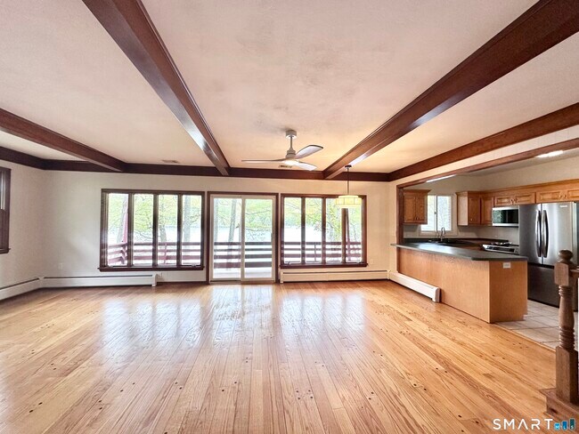 Building Photo - 542 Lake Dr