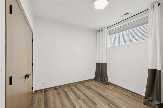 Building Photo - 4321 N Cicero Ave