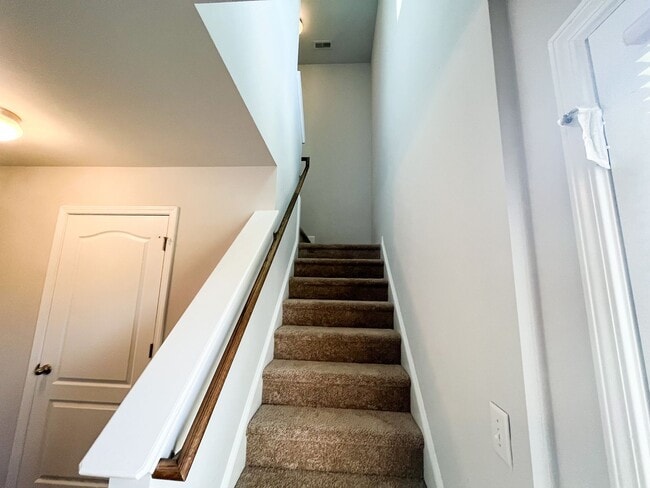 Building Photo - Beautiful 3 bedroom, 2 1/2 bathroom home i...