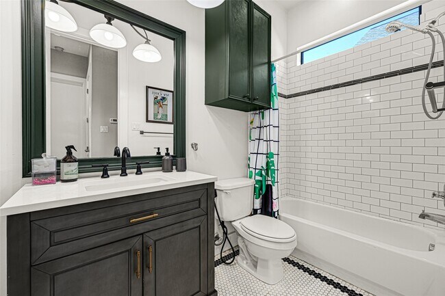 Building Photo - 1107 W 21st St