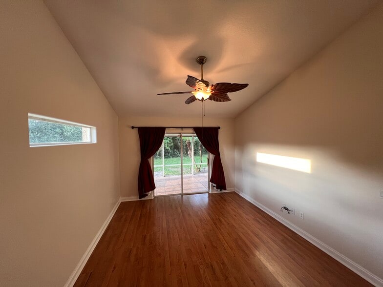 main bedroom - 345 Silver Pine Dr