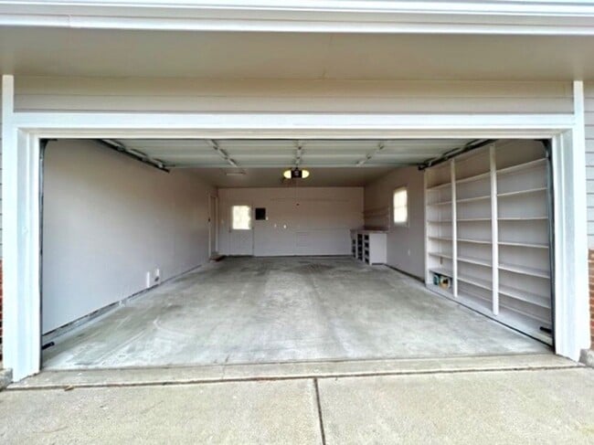 Building Photo - 3 Bedroom 1.5 Bath Home in Briargate with ...
