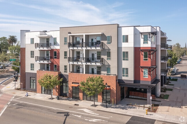 Building Photo - Main Street Plaza
