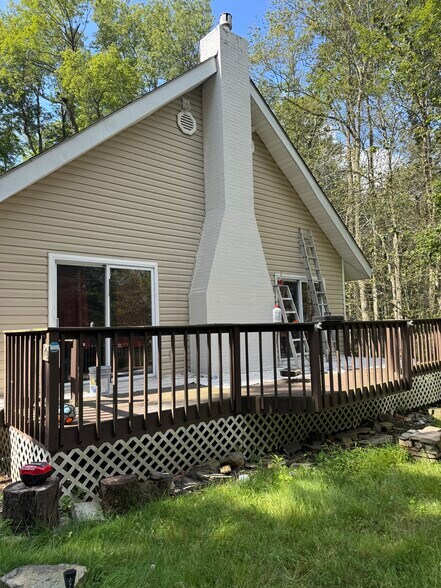 Main front deck - 1010 Eisenhower Way