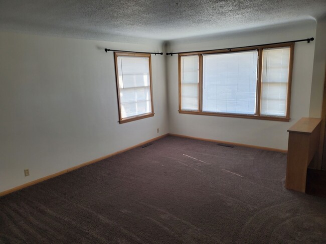 Building Photo - Immaculate 3 bedroom 2 bathroom 2 stall ga...