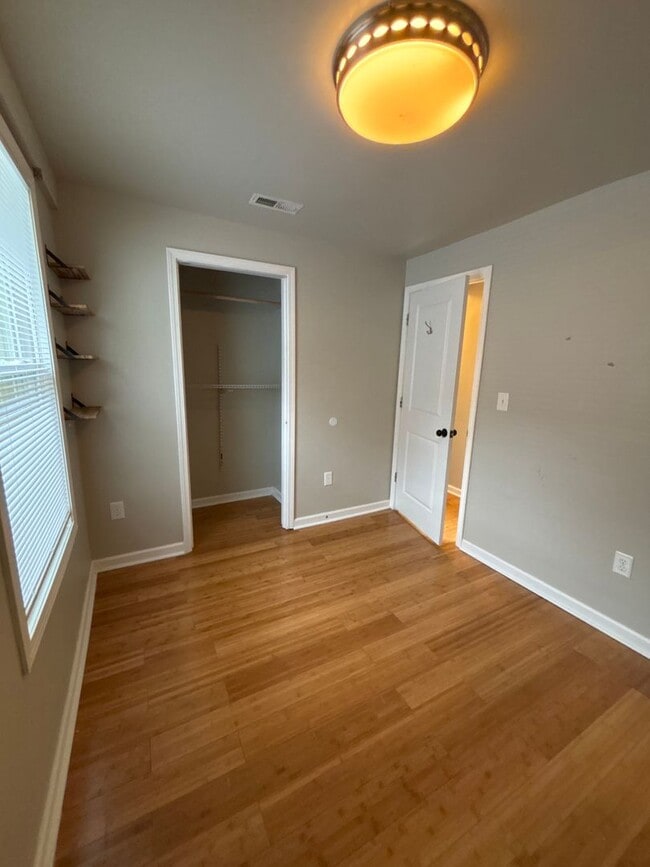 Building Photo - 606 N Upper St