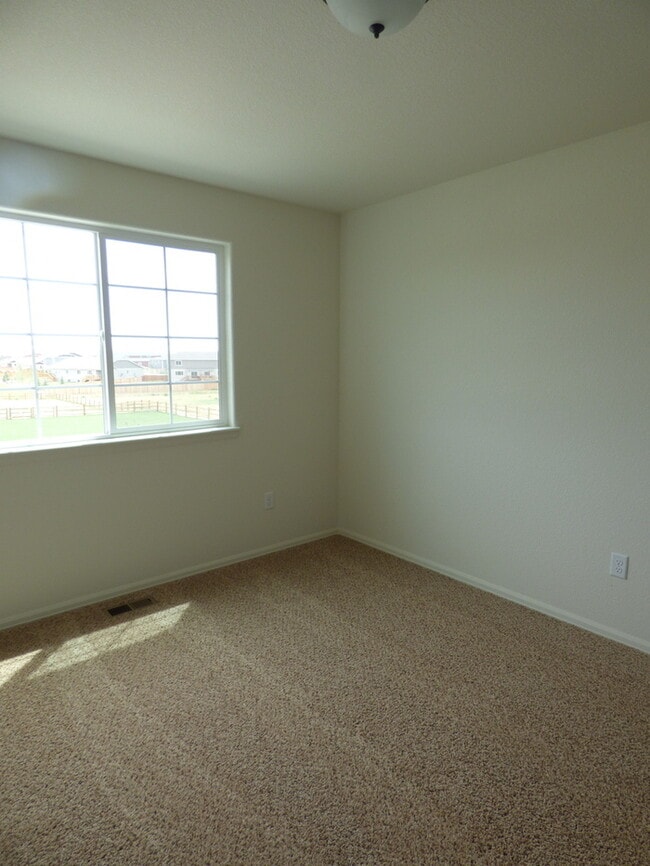 Building Photo - Spacious and Beautiful 3 Bed, 2.5 Bath Hom...