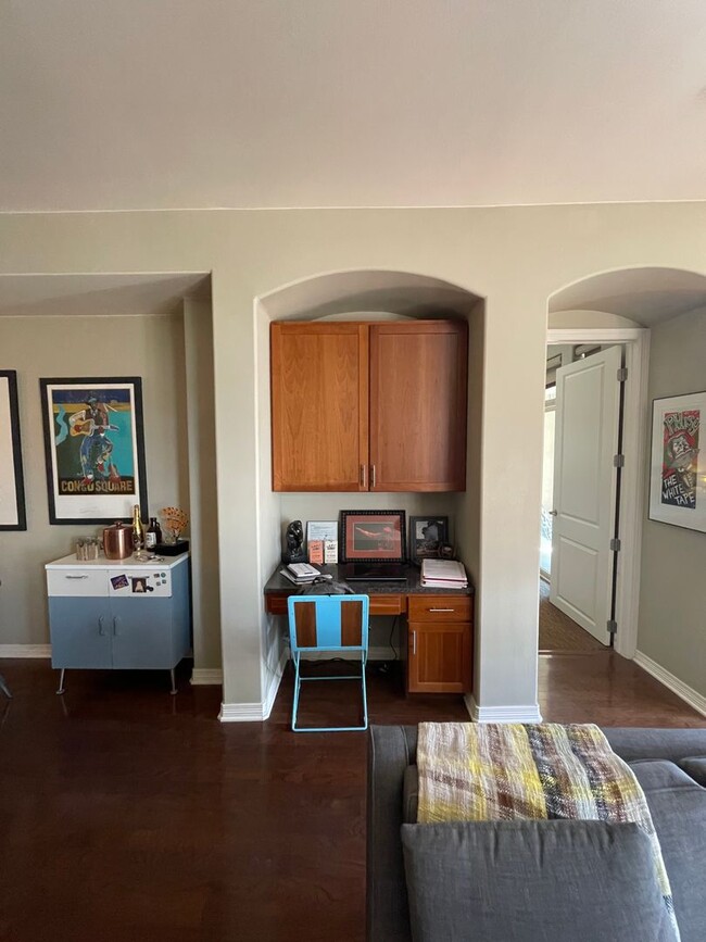 Building Photo - Stunning Penthouse Unit in Cap Hill!