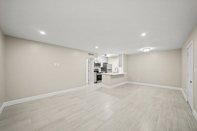 Building Photo - 2121 Fountain View Dr