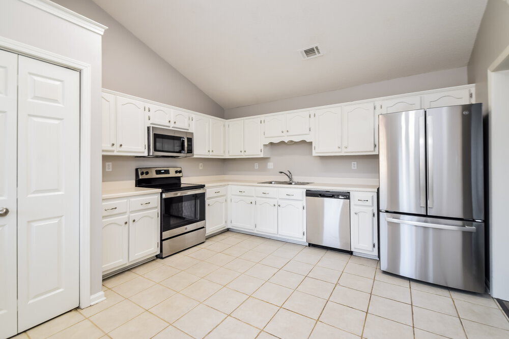 Building Photo - 10712 Oak Cir N