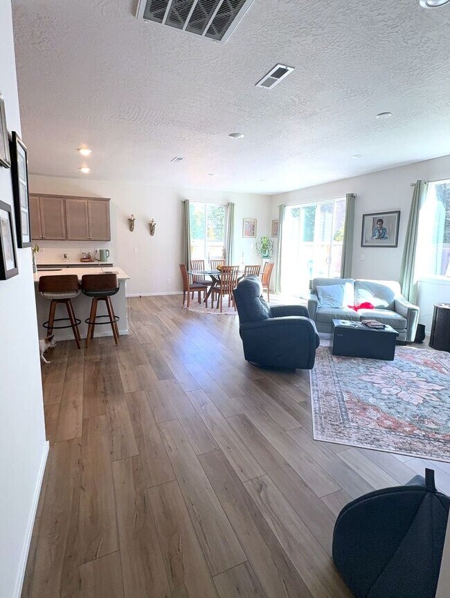 Building Photo - 833 E Burdock Lp