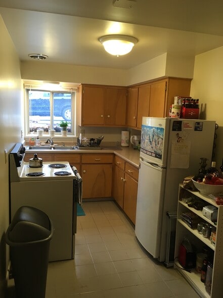 Kitchen - 6 Parkview Pl