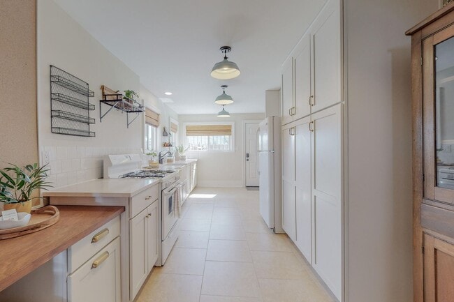 Building Photo - 1610 Las Lomas Rd NE