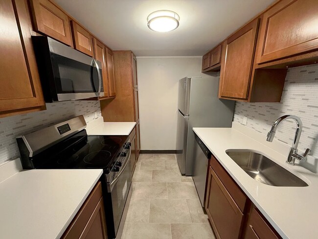 Interior Photo - CHURCHILL SQUARE -- 318