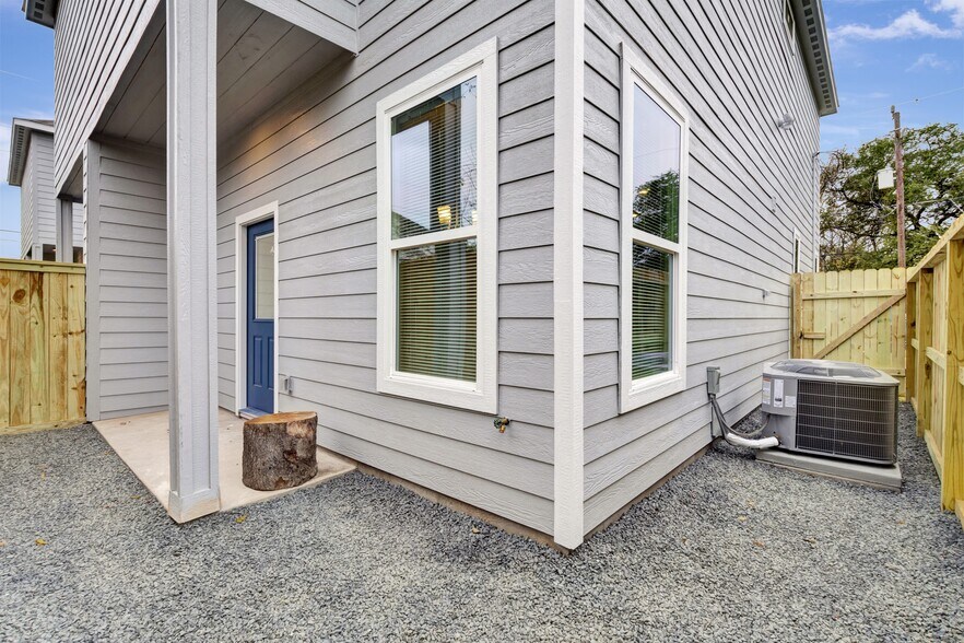 Building Photo - 21 Latham