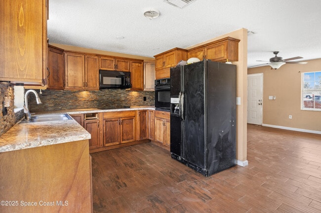 Building Photo - 697 Castaways St NE