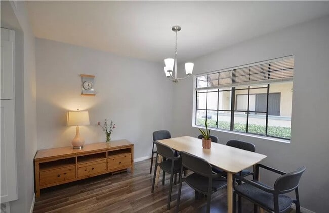 Building Photo - High-End Living in a Prime Area