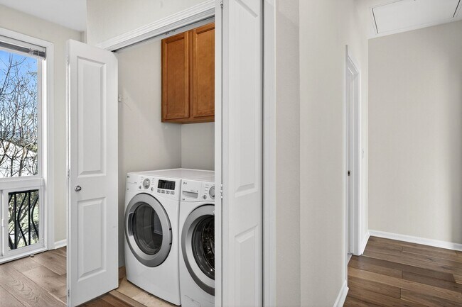 Building Photo - Beautiful Upgraded Townhome: 1,676 sqft, 2-Car Garage + Iron Horse Trail Access