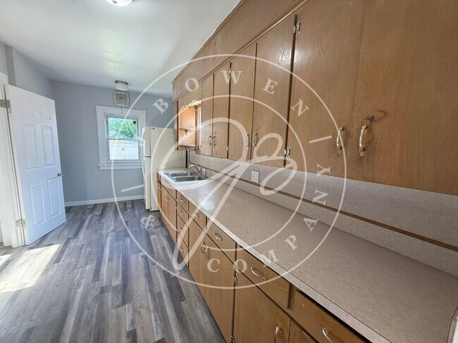 Building Photo - "Charming 2-Bedroom Retreat in West Toledo with huge garage.