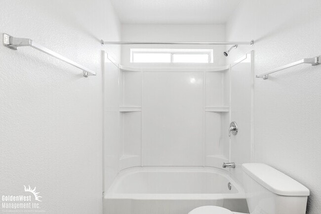 Building Photo - Single Level Spacious 2Bdm 1Ba Apartment i...