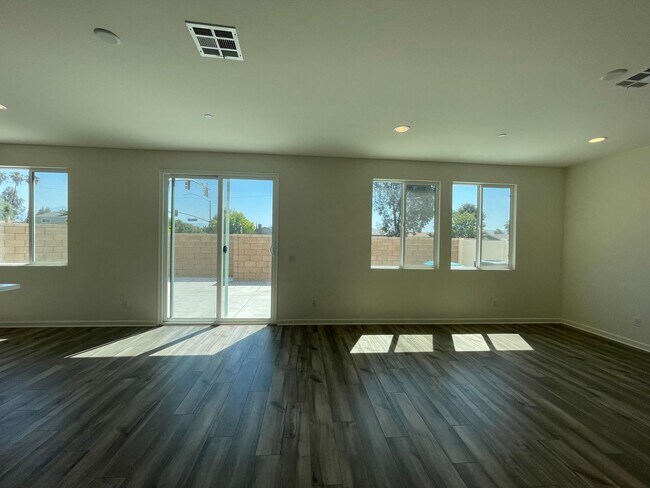 Building Photo - $1,000 Off 2nd Month’s Rent! 5-Bedroom Hom...