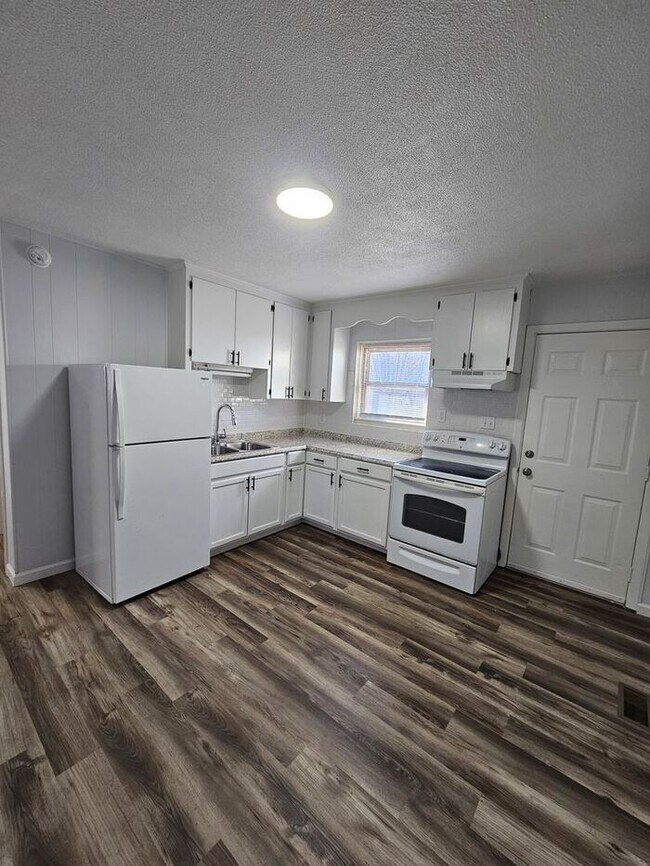 Building Photo - 2BD/1BA Unit in Newton!