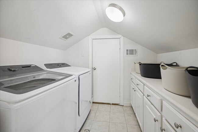 Building Photo - 2207 Austin St