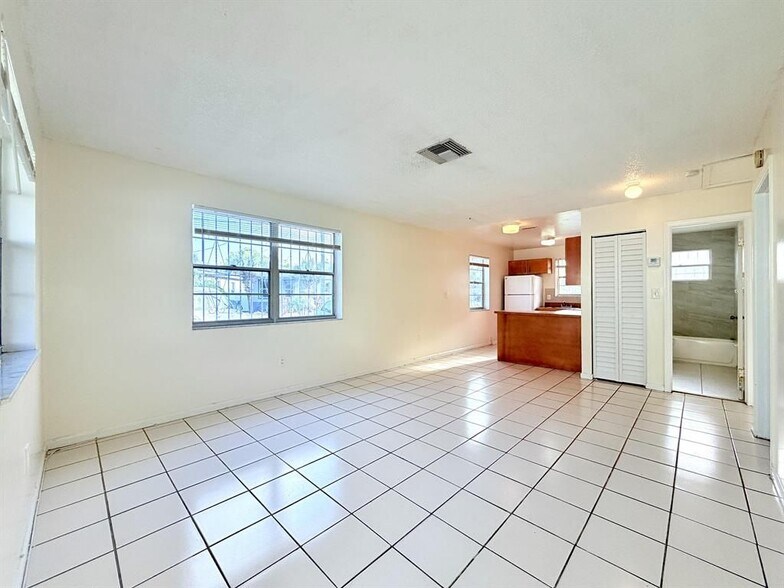 Building Photo - 800 NE 14th St