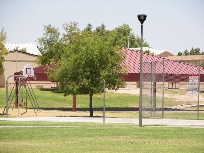 Building Photo - GREAT LOCATION WITH A COMMUNITY POOL