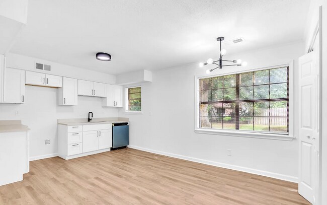 Building Photo - 2919 Normandy Dr