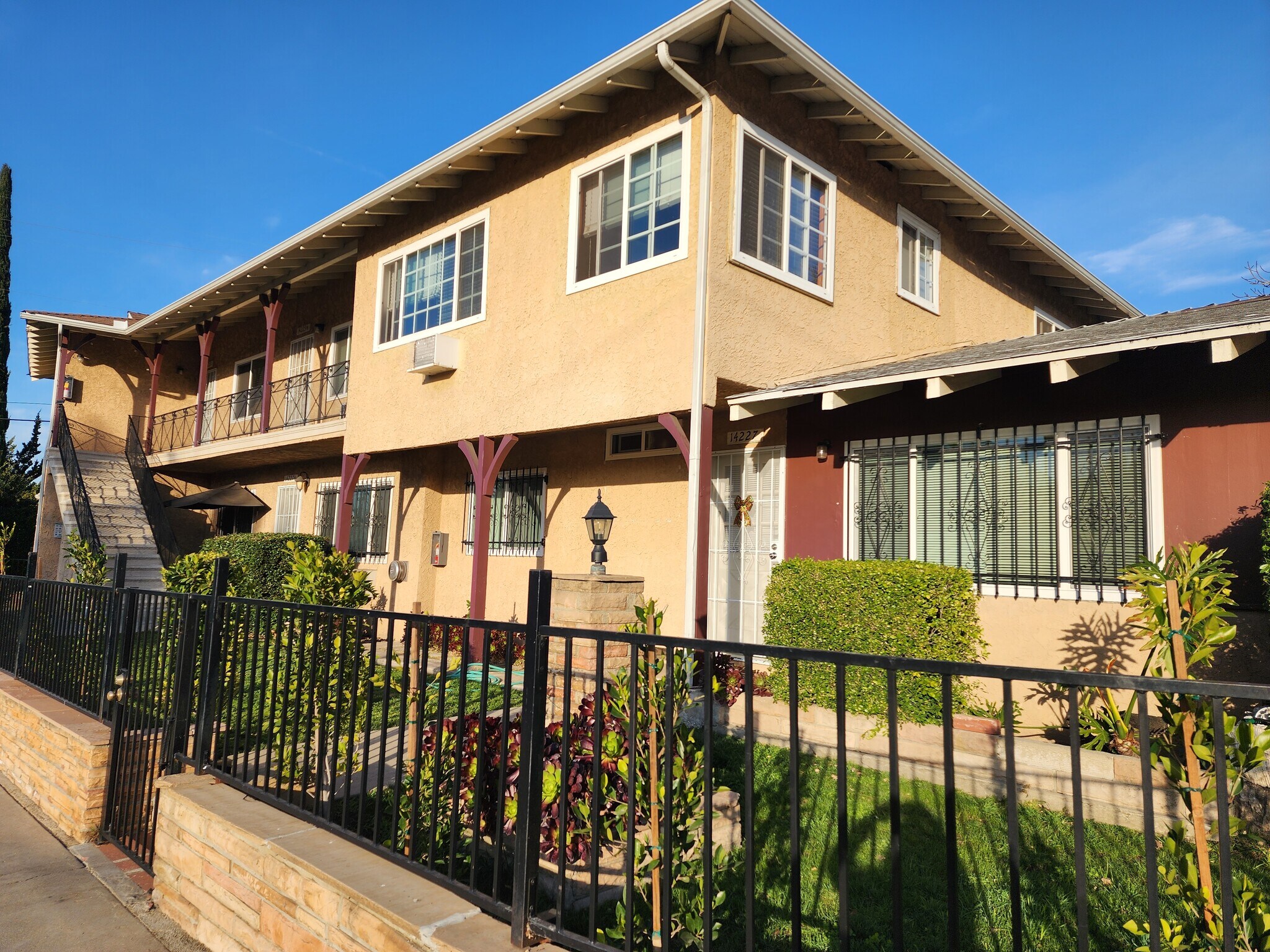 Building Photo - 14227 Moorpark St