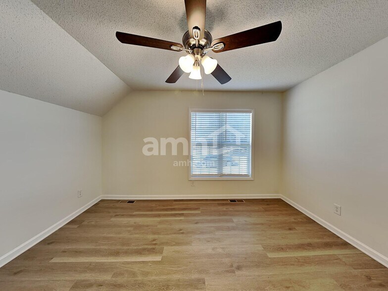 Building Photo - 5765 Regent Village Dr