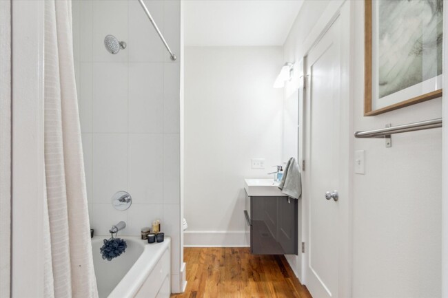 Building Photo - 3BD, 3BA Sunnyside Bungalow with 3-Car Garage