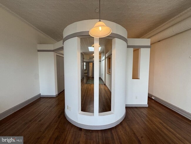 Building Photo - 328 S Broadway