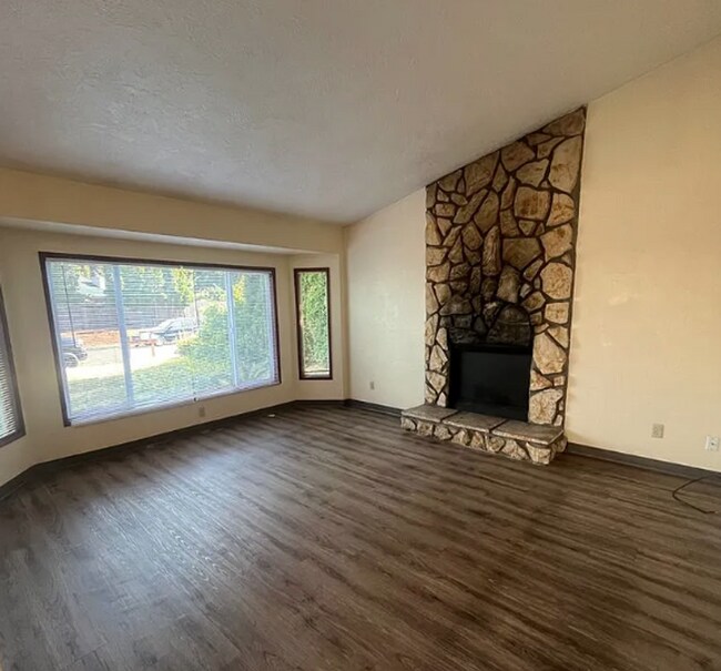 Building Photo - Spacious 3 Bedroom Home with Fenced Yard & Oversized Garage in Eugene