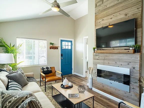Building Photo - "Charming 2-Bedroom San Diego Retreat with...