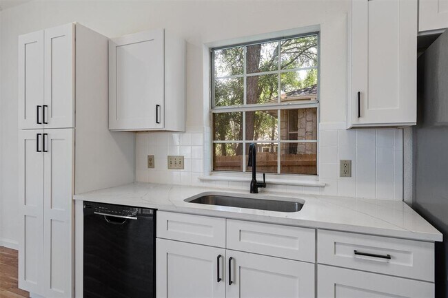 Building Photo - 100 Parque Cir