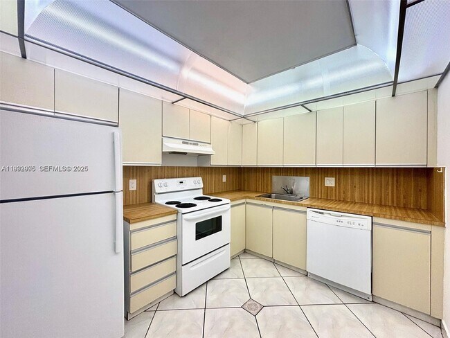 Building Photo - 2500 Parkview Dr