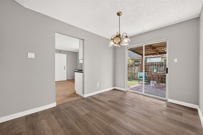 Building Photo - 10814 Parkland Woods Dr