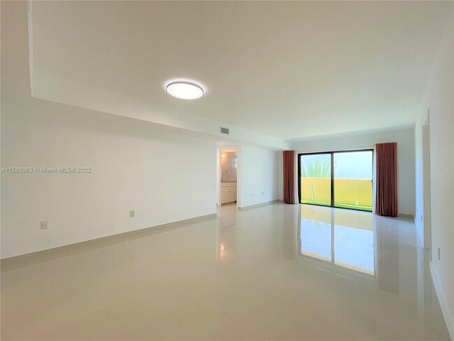 Building Photo - 2924 Collins Ave