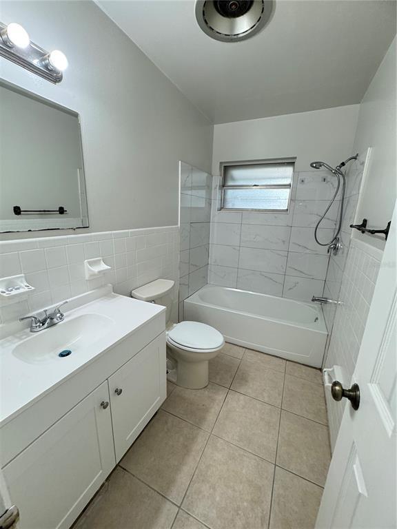 Building Photo - 427 Country Club Dr