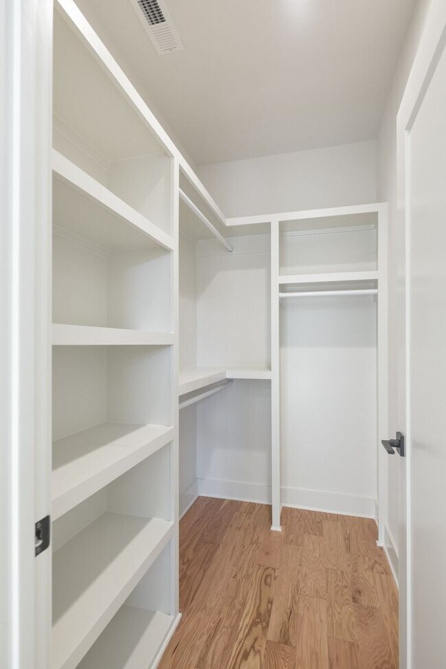 Building Photo - Stunning Salemtown Townhome!