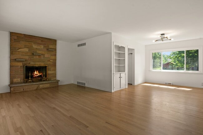 Building Photo - 1350 Hart Rd