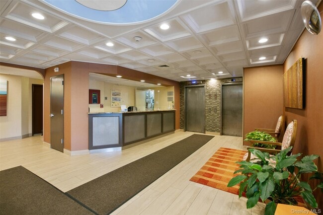 Building Photo - 185 W Park Ave