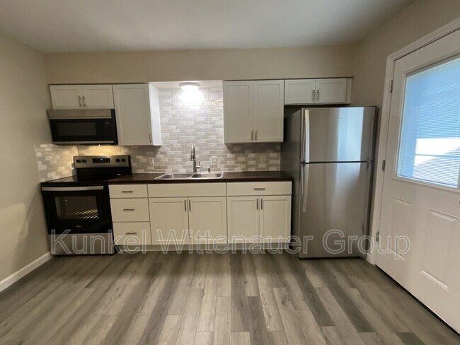 Building Photo - 10 Blackburn Manor